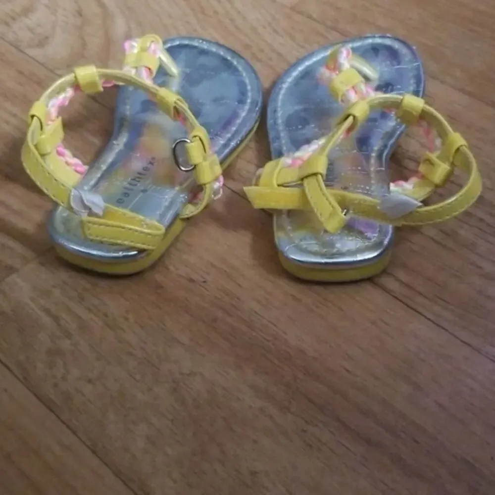 Used girls sandles size 6‎